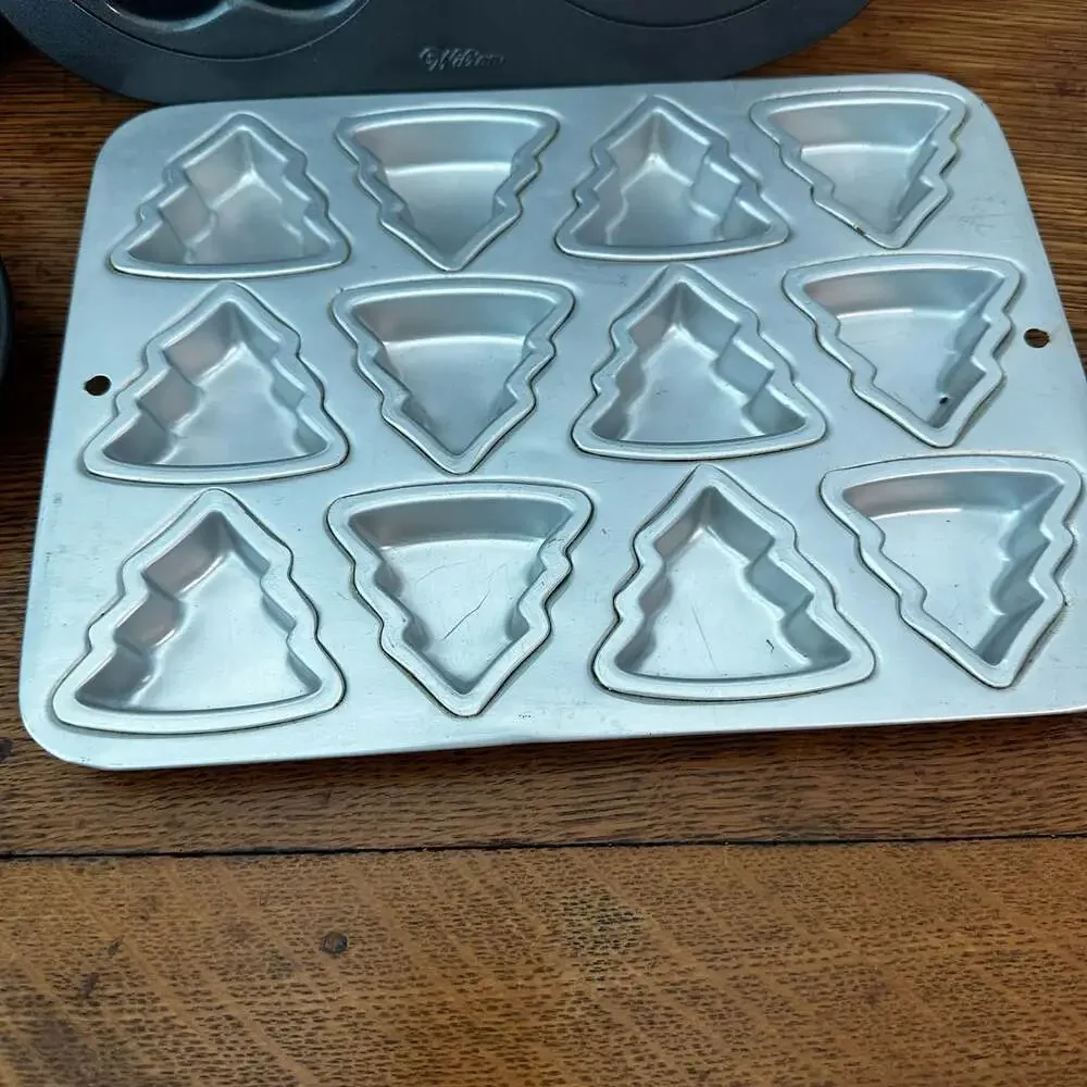 Wilton and MSPCI Christmas Holiday Bakeware Bundle 4-Piece Set